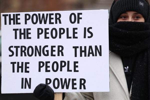 Plakat: Die Macht des Volks ist größer als die Macht der Regierenden