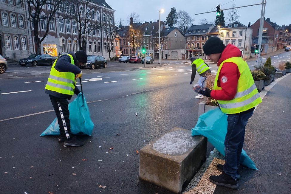 Neujahrsputz-Tradition: Ahmadiyya-Muslime räumen in Eupen den Silvestermüll weg