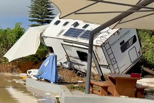 ein abgerutschtes Wohnmobil steckt im Schlamm