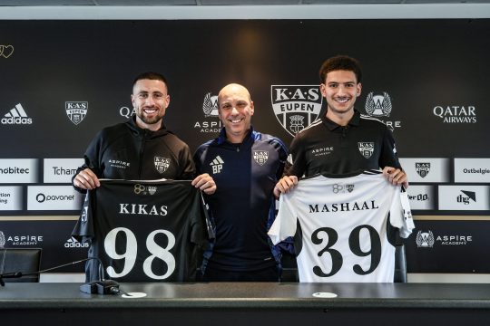 João Diogo Alves Rodrigues alias Kikas und Mustafa Tarek Mashaal posieren mit ihren Trikots und Trainer Bruno Pinheiro