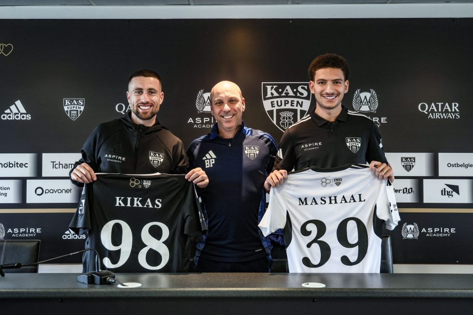 João Diogo Alves Rodrigues alias Kikas und Mustafa Tarek Mashaal posieren mit ihren Trikots und Trainer Bruno Pinheiro