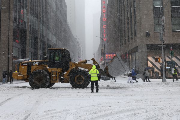 Bagger des Schneeräumdiensts im Einsatz in den Straßen von New York