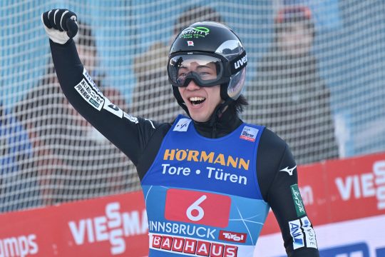 Der Japaner Ren Nikaido gewinnt das Springen in Innsbruck und reckt die Faust in die Luft