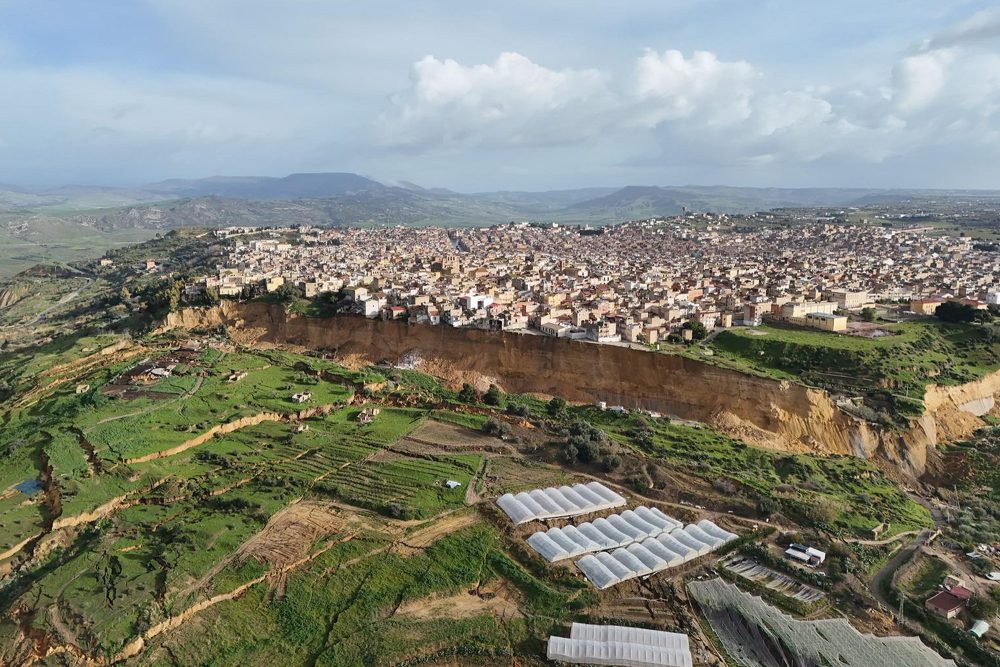 Blick auf die sizilianische Stadt Niscemi, die droht abzurutschen