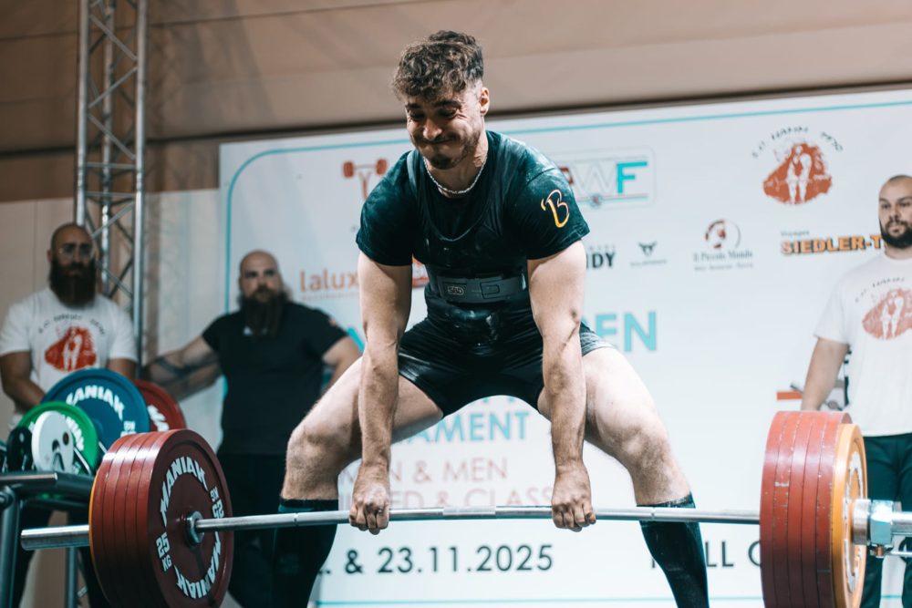 Noah Reinertz hebt die Langhantelstange an