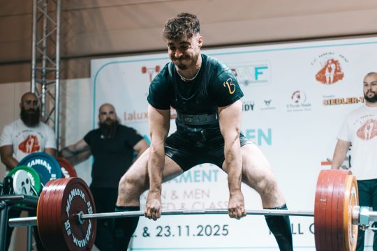 Noah Reinertz hebt die Langhantelstange an