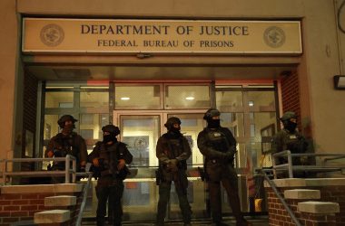 Polizisten vor einem Gebäude der Metropolitan Police in New York