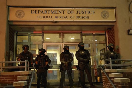 Polizisten vor einem Gebäude der Metropolitan Police in New York