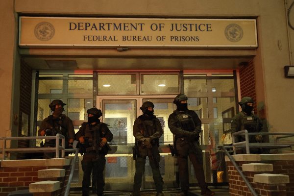 Polizisten vor einem Gebäude der Metropolitan Police in New York