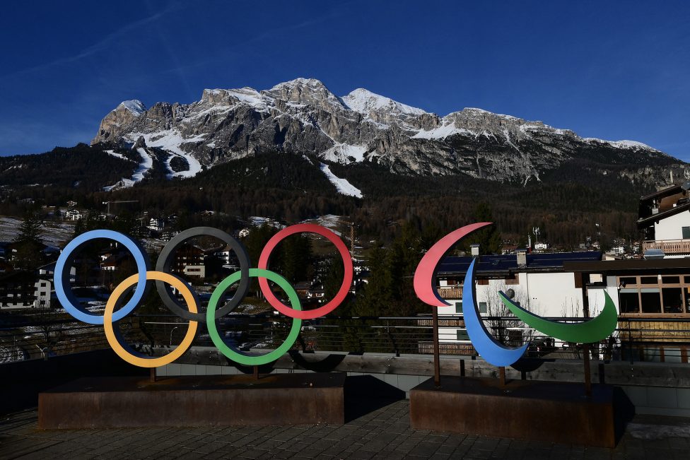 Das Logo der Olympischen Winterspiele steht vor den Bergen in Cortina d'Ampezzo