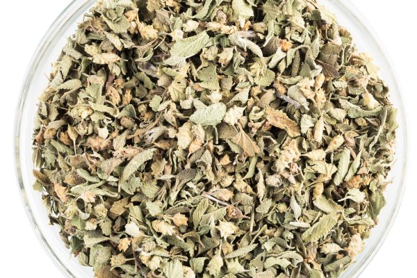 getrockneter Oregano in einer Glasschale