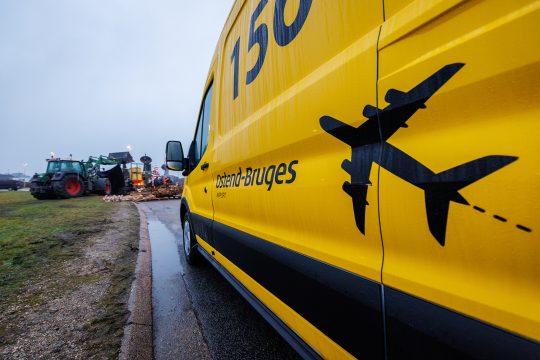 Landwirte blockieren Straßen am Flughafen von Ostende