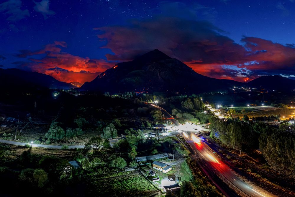 Luftaufnahme eines Buschfeuers am Mount Pirque in Epuyen, in der patagonischen Region der Provinz Chubut