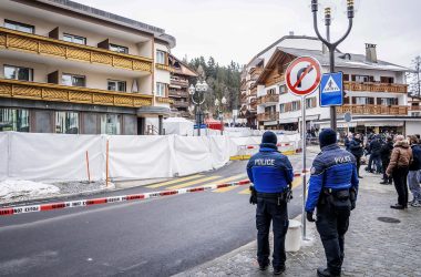 Polizisten bewachen den abgesperrten Unglücksort in Crans_Montana