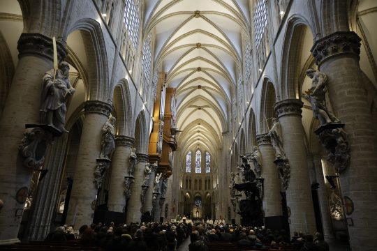 Gottesdienstbesucher in der Brüsseler Kathedrale Sankt Michael und Sankt Gudula