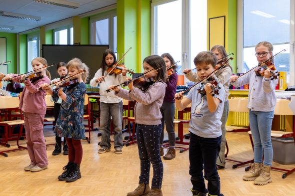 Kinder mit Geigen bei der Projektwoche der Musikakademie in St. Vith