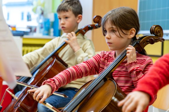 Kinder mit Cellos bei der Projektwoche der Musikakademie in St. Vith