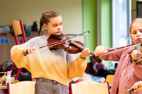 Kinder mit Geigen bei der Projektwoche der Musikakademie in St. Vith