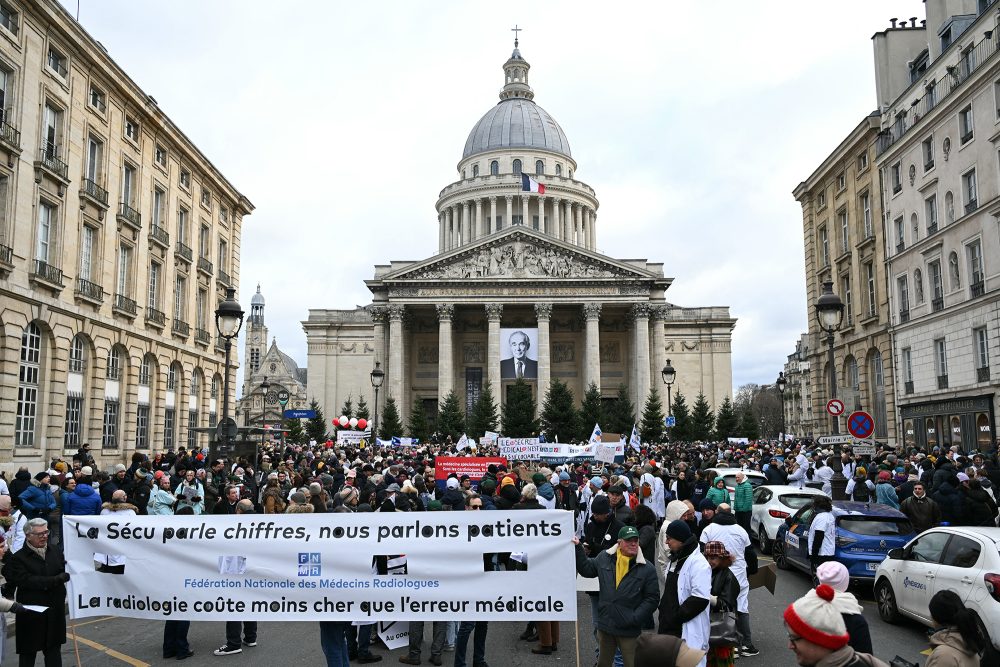 Protestzug vor dem Pantheon in Paris