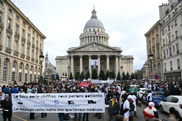 Protestzug vor dem Pantheon in Paris
