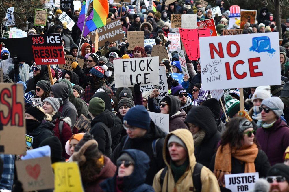 Demonstranten halten Schilder in die Höhe, auf denen zum Beispiel "Fuck ICE" oder "No ICE" steht