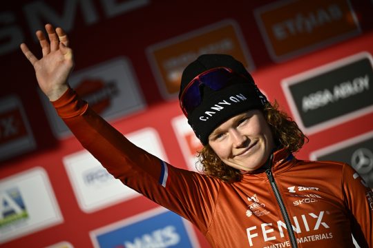 Puck Pieterse winkt auf dem Podium nach dem Sieg in Maasmechelen