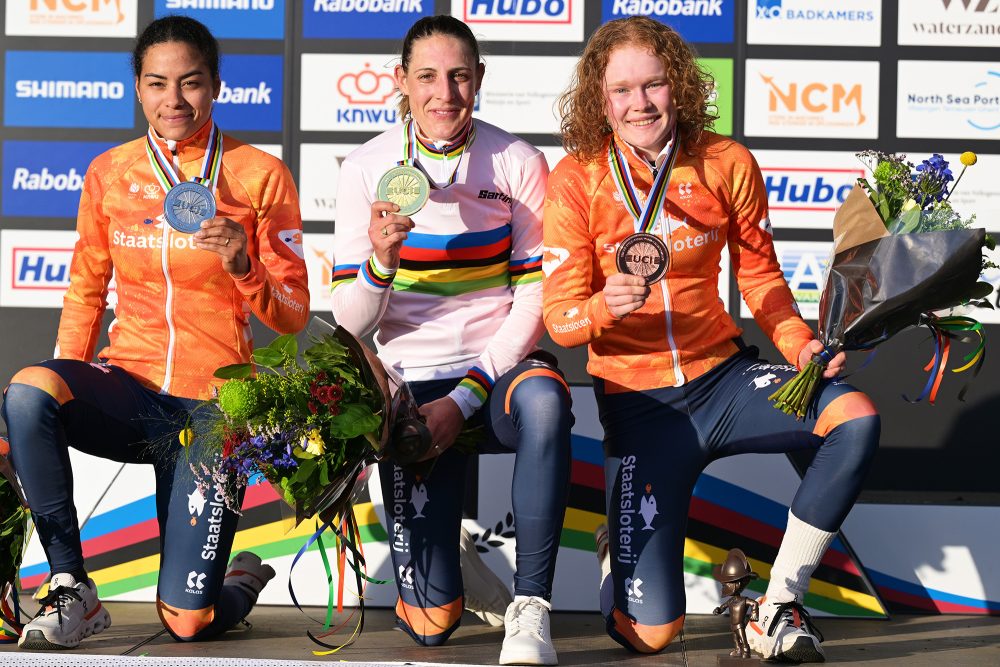 Ceylin del Carmen Alvarado, Lucinda Brand und Puck Pieterse mit Medaillen und Blumen auf dem Siegerpodest der Radcross-WM
