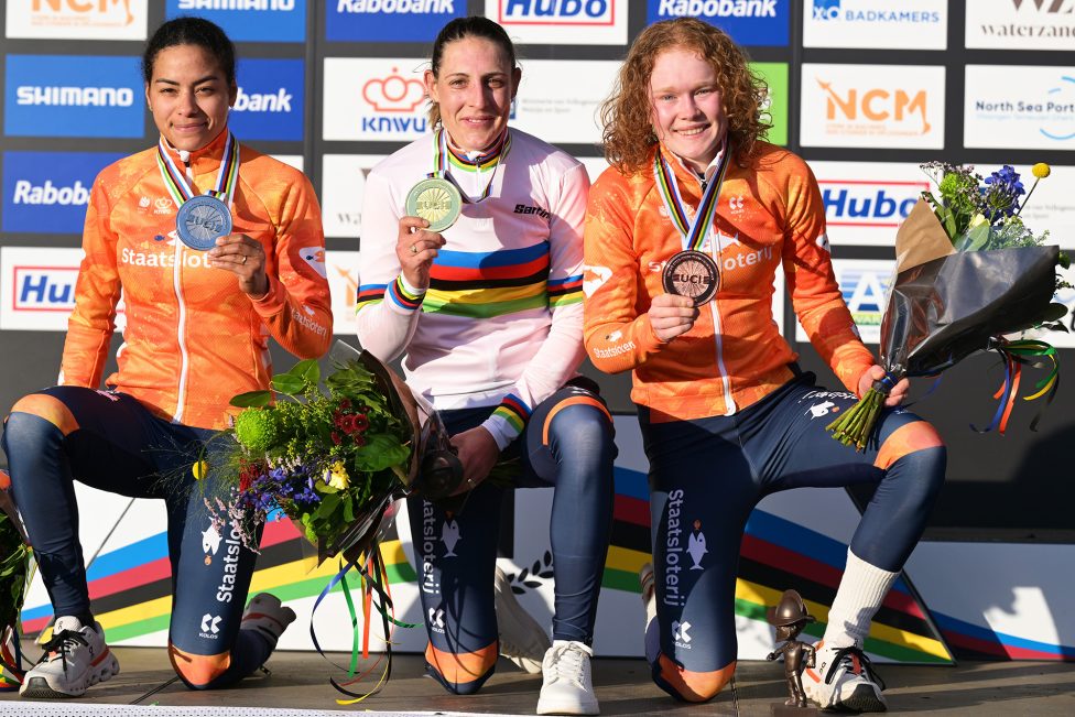 Ceylin del Carmen Alvarado, Lucinda Brand und Puck Pieterse mit Medaillen und Blumen auf dem Siegerpodest der Radcross-WM
