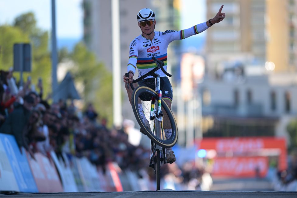 Mathieu van der Poel überquert mit einem Wheelie den Zielstrich