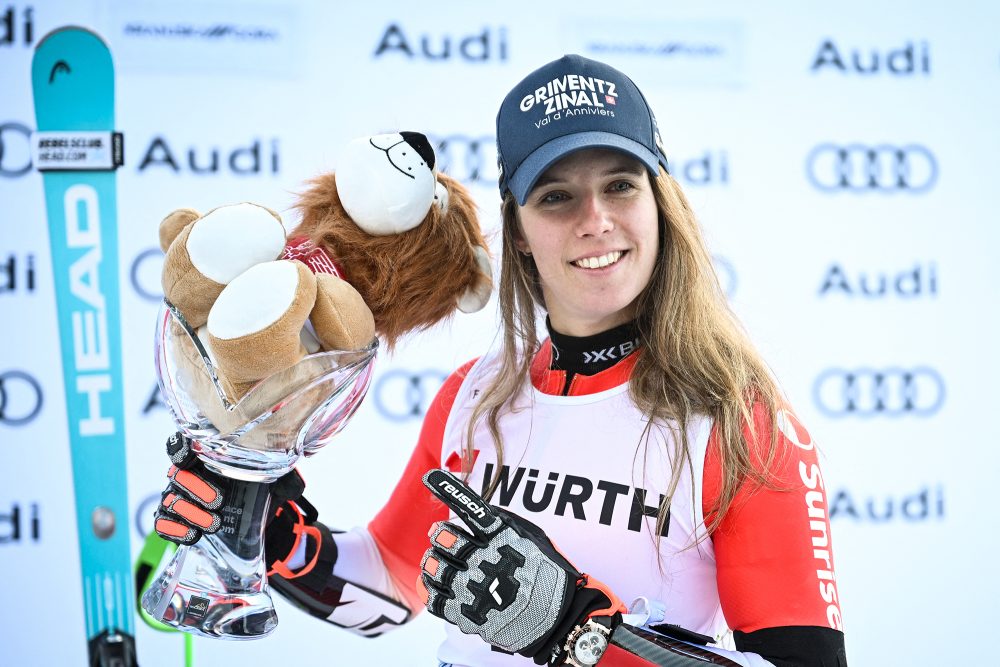 Camille Rast mit dem Siegerpokal inklusive Kuscheltier