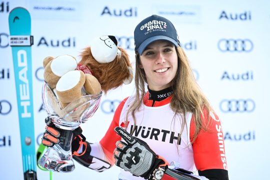 Camille Rast mit dem Siegerpokal inklusive Kuscheltier