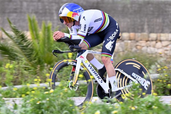 Der Belgier Remco Evenepoel vom Team Red Bull-BORA-hansgrohe in Aktion während des Mannschaftszeitfahrens