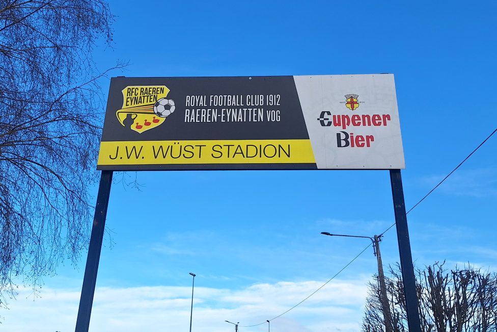 Schild des RFC Raeren-Eynatten vor dem Stadion