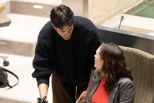 Conner Rousseau und Hannelore Goeman im flämischen Parlament