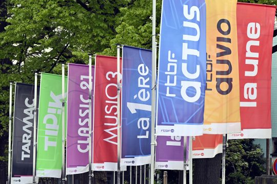 Flaggen der verschiedenen TV- und Radioprogramme der RTBF