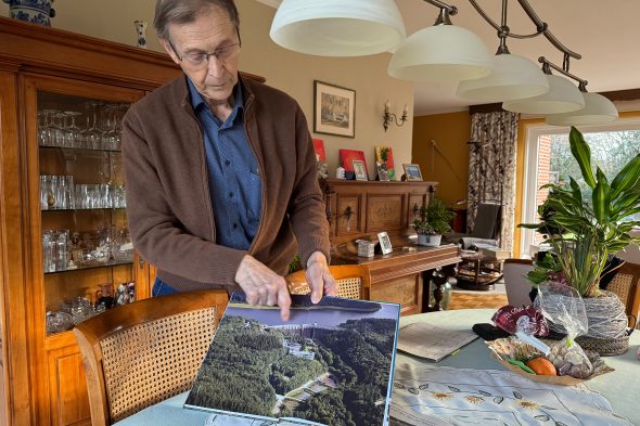Rudy Collienne mit seinem Buch über die Eupener Talsperre
