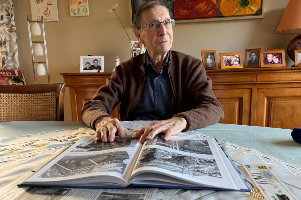 Rudy Collienne mit seinem Buch über die Eupener Talsperre