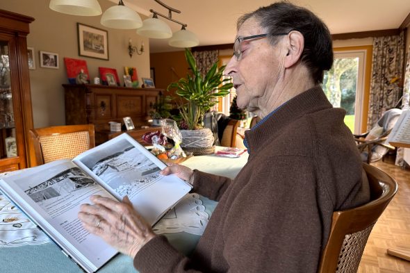 Rudy Collienne mit seinem Buch über die Eupener Talsperre