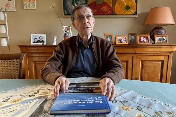Rudy Collienne mit seinem Buch über die Eupener Talsperre