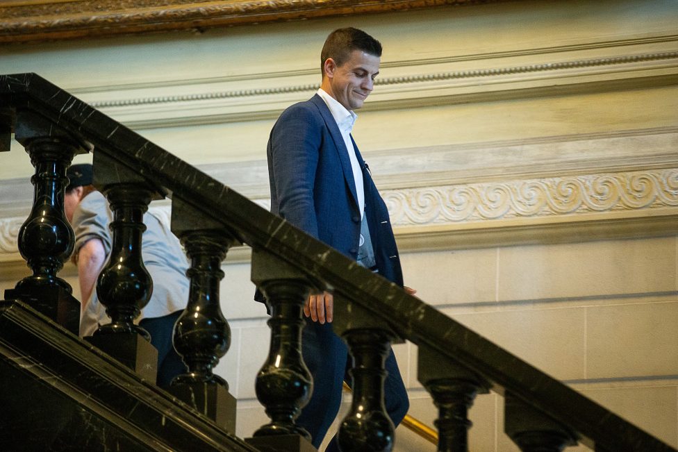 Schild & Vrienden-Gründer Dries Van Langenhove auf der Treppe im Gerichtsgebäude von Gent