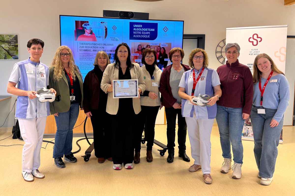 Die Mitarbeiterinnen der Abteilung für Schmerzmedizin posieren für ein Gruppenfoto