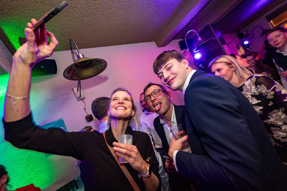 Menschen machen ein Selfie bei einer Silvesterfeier