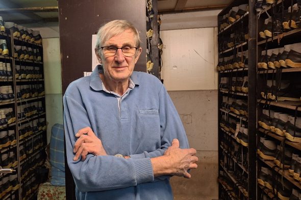 Albrecht Schraepen vor seinem Vorrat