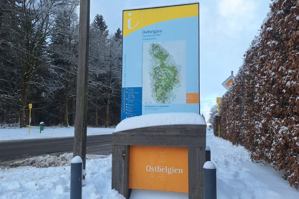 Schild von "Ostbelgien" im Schnee in Losheimergraben