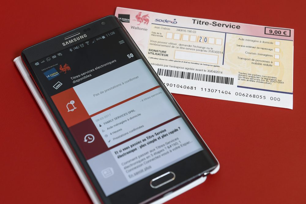 Dienstleistungsschecks und Smartphone mit der Dienstleistungs-App