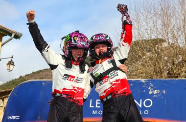Oliver Solberg und Elliott Edmondson jubeln im Ziel