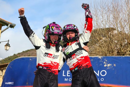 Oliver Solberg und Elliott Edmondson jubeln im Ziel