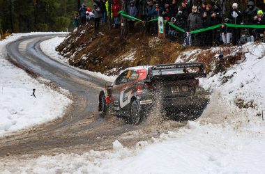 Oliver Solberg/Elliott Edmondson auf verschneit-vermatschter Straße bei der Rallye Monte-Carlo