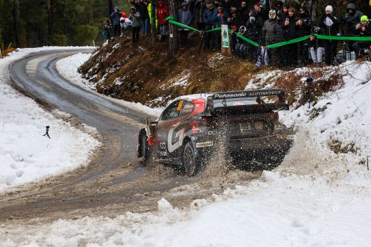 Oliver Solberg/Elliott Edmondson auf verschneit-vermatschter Straße bei der Rallye Monte-Carlo