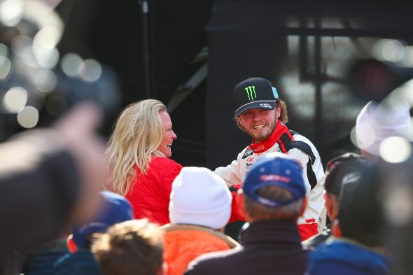 Auch Mama Pernilla, selbst ehemalige Rallyefahrerin, gratuliert